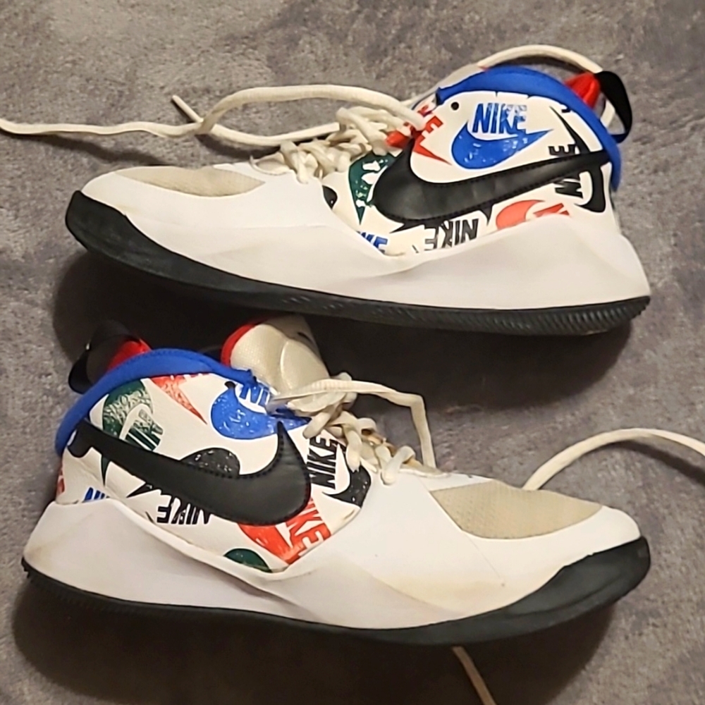 NIKE Team Hustle Sneakers